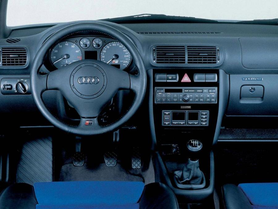 Торпедо Audi S3 (8L) 1999 года  (фото 3 из 8)